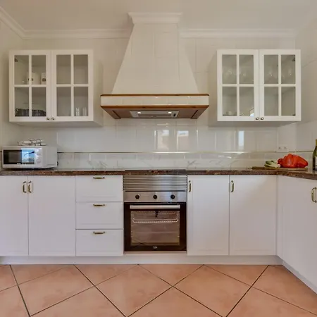 Willa Guzman - Bellissima *